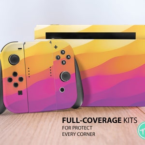 Puede incluir: Una piel colorida para la consola y el mando de Nintendo Switch con un diseño ondulado abstracto en tonos amarillos, naranjas, rosas y morados. La piel incluye el texto "FULL-COVERAGE KITS FOR PROTECT EVERY CORNER".