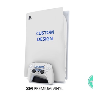 Op de afbeelding: Een witte PlayStation 5 console met bijpassende controller. De console heeft de tekst "CUSTOM DESIGN" in blauw. De controller heeft ook de tekst "CUSTOM DESIGN". De tekst "3M PREMIUM VINYL" staat onderaan de afbeelding.