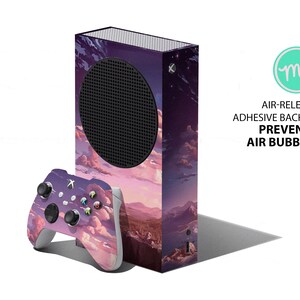 K&ouml;nnte beinhalten: Eine rosa und violette Videospielkonsolen-Haut mit einem Wolken- und Bergdesign. Die Haut wird auf eine schwarze Xbox Series X-Konsole aufgebracht. Die Haut enth&auml;lt auch eine passende Controller-Haut mit dem gleichen Design. Der Text "ms" befindet sich in einem Kreis mit gr&uuml;nem Hintergrund. Der Text "AIR-RELEASE ADHESIVE BACKING PREVENTS AIR BUBBLES" befindet sich unter dem Kreis.