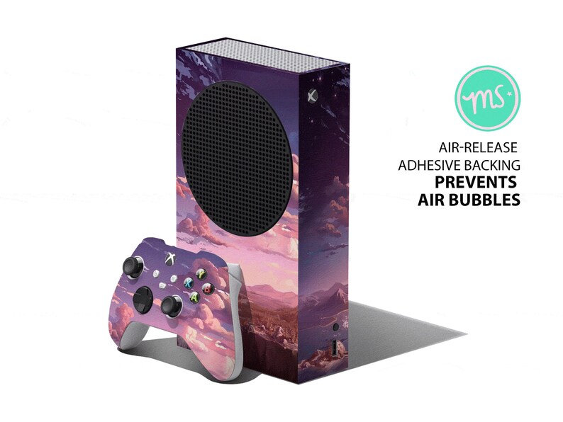 K&ouml;nnte beinhalten: Eine rosa und violette Videospielkonsolen-Haut mit einem Wolken- und Bergdesign. Die Haut wird auf eine schwarze Xbox Series X-Konsole aufgebracht. Die Haut enth&auml;lt auch eine passende Controller-Haut mit dem gleichen Design. Der Text "ms" befindet sich in einem Kreis mit gr&uuml;nem Hintergrund. Der Text "AIR-RELEASE ADHESIVE BACKING PREVENTS AIR BUBBLES" befindet sich unter dem Kreis.