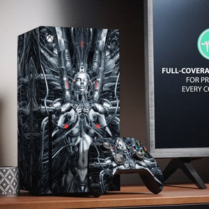 Puede incluir: Una piel para consola negra y plateada con un diseño futurista que presenta una figura robótica. La piel está diseñada para cubrir toda la consola, incluyendo las esquinas. El texto "FULL-COVERAGE KIT FOR PROTECT EVERY CORNER" es visible en la imagen.
