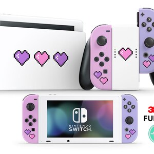 Könnte beinhalten: Eine rosa und lila Nintendo Switch Konsolenhaut mit einem Pixel-Herz-Design. Die Haut enthält einen vollständigen Satz von Aufklebern für die Konsole, Joy-Cons und das Dock. Die Haut ist aus 3M-Vinyl gefertigt und einfach anzubringen und zu entfernen. Die Haut ist außerdem kratzfest und wasserdicht.