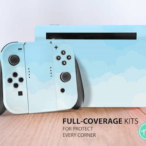 Może przedstawiać: Skórka na konsolę i kontroler Nintendo Switch w kolorze niebieskim i białym z wzorem chmur. Skórka została zaprojektowana tak, aby pokryć całą konsolę i kontroler, zapewniając pełną ochronę. Tekst "FULL-COVERAGE KITS" i "FOR PROTECT EVERY CORNER" jest nadrukowany na dole obrazu.