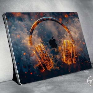 Könnte beinhalten: Ein Laptop mit einem farbenfrohen Design, das Kopfhörer mit einem feurigen orangefarbenen Schein und Rauch zeigt. Das Design ist abstrakt und hat einen dunklen Hintergrund.