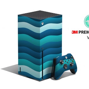 Puede incluir: Una funda para consola Xbox Series X y mando con un diseño ondulado en tonos azules y turquesas. La consola está en posición vertical y el mando a un lado. También se ve el texto "3M Premium Vinyl".