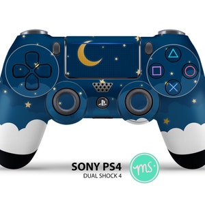 Può includere: Un controller PlayStation 4 blu e bianco con un design a cielo notturno con una luna crescente e stelle. Il controller ha un bordo nero e accenti bianchi a forma di nuvola.