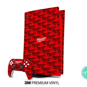 Könnte beinhalten: Eine rot-schwarze PlayStation 5 Konsolenhaut mit einem sich wiederholenden Muster des Wortes "Milwaukee" und einem Blitz. Die Haut besteht aus 3M Premium-Vinyl. Ein schwarzer PlayStation 5 Controller ist ebenfalls abgebildet.