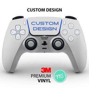 Puede incluir: Un mando de PlayStation 5 DualSense blanco con un diseño personalizado que dice "CUSTOM DESIGN" en letras azules. El mando está sobre un fondo blanco. 3M Vinilo Premium.