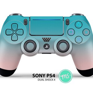 Puede incluir: Un mando de PlayStation 4 DualShock 4 con un degradado de color turquesa y rosa y una placa frontal negra. El mando tiene un dise&ntilde;o degradado de color turquesa y rosa con una placa frontal negra. El logotipo de PlayStation es visible en la parte frontal del mando.