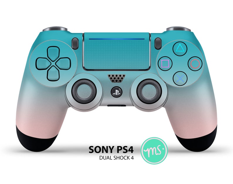 Puede incluir: Un mando de PlayStation 4 DualShock 4 con un degradado de color turquesa y rosa y una placa frontal negra. El mando tiene un dise&ntilde;o degradado de color turquesa y rosa con una placa frontal negra. El logotipo de PlayStation es visible en la parte frontal del mando.