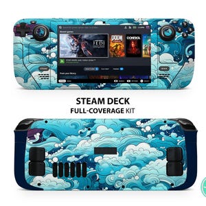 Könnte beinhalten: Eine blaue und weiße bedruckte Haut für die Handheld-Gaming-Konsole Steam Deck. Die Haut hat ein Wellendesign mit weißen Wolken. Das Steam Deck-Logo ist auf der Haut sichtbar. Die Haut ist so konzipiert, dass sie die gesamte Konsole bedeckt.