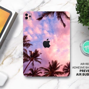Könnte beinhalten: Ein rosa und blauer Sonnenuntergangshimmel mit Palmen, die sich vor den Wolken abzeichnen. Das Bild ist ein Handyhüllen-Design mit einem schwarzen Apple-Logo in der Mitte.
