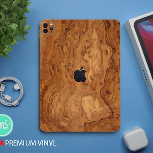 Peut inclure: Une peau en vinyle à motif bois brun pour un iPad Pro avec un logo Apple noir et une découpe pour l'appareil photo.