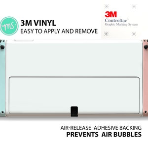 Könnte beinhalten: Eine weiße Nintendo Switch Konsole mit einer hellblauen und rosa Vinyl-Haut. Die Haut ist mit dem 3M Controltac Graphic Marking System hergestellt und hat eine luftfreisetzende Kleberückseite, um Luftblasen zu vermeiden.