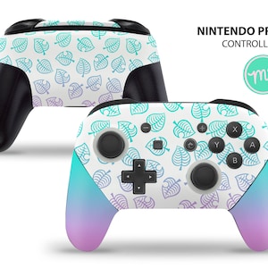 Könnte beinhalten: Ein weißer Nintendo Pro Controller mit einem blauen und grünen Blatt-Muster. Der Controller hat einen Farbverlauf von Lila zu Blau an den Seiten.