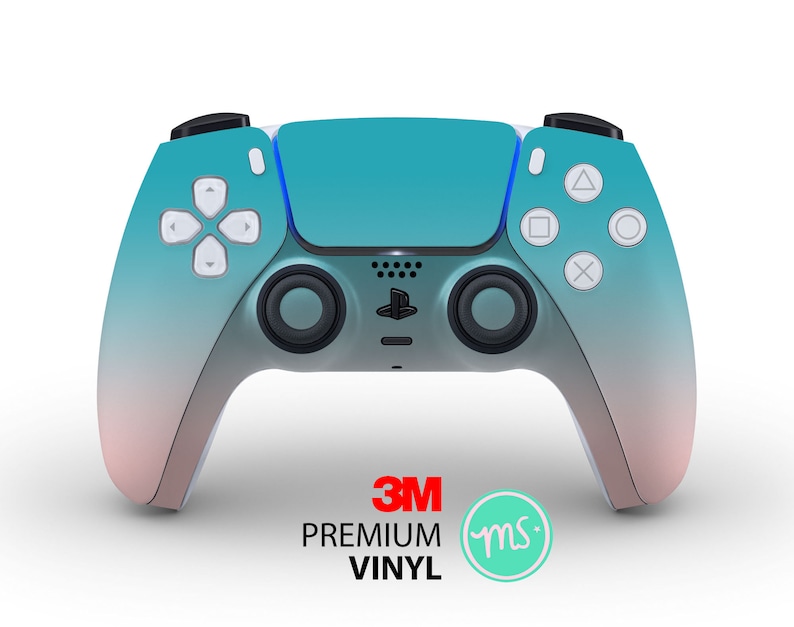 Puede incluir: Un mando de PlayStation 5 DualSense con un degradado de color turquesa y rosa, con el logotipo de 3M y el texto "PREMIUM VINYL" en la parte inferior.