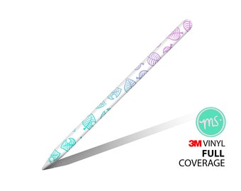 Könnte beinhalten: Ein weißer Apple Pencil mit einer vollflächigen Vinyl-Haut mit einem sich wiederholenden Muster aus stilisierten blauen und violetten Blättern. Die Haut ist mit "3M Vinyl Full Coverage" und einem Logo mit der Aufschrift "ms." versehen.