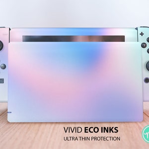 Può includere: Una console Nintendo Switch bianca con una skin a gradiente di colore che recita "VIVID ECO INKS ULTRA THIN PROTECTION".