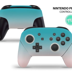 Puede incluir: Un mando Nintendo Pro de color azul y blanco degradado con botones negros y un logotipo de Nintendo blanco. El mando tiene un dise&ntilde;o degradado que pasa del azul al blanco.