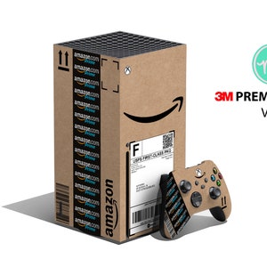 Può includere: Una scatola di cartone marrone con il logo Amazon e il testo "amazon.com Prime" ripetuto più volte. Un controller Xbox marrone con una pelle di cartone marrone che dice "amazon.com Prime" ripetuto più volte. Il testo "3M PREMIUM VINYL" è nell'angolo in alto a destra dell'immagine.