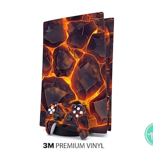 Könnte beinhalten: Ein PlayStation 5 Konsolen- und Controller-Skin mit einem Lava-Design in Schwarz, Orange und Gelb. Die Konsole steht aufrecht, der Controller befindet sich darunter. Der Text "3M PREMIUM VINYL" ist unten sichtbar.