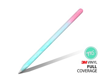 Op de afbeelding: Een Apple Pencil-huid in een ombre-kleurovergang van lichtblauw naar roze met een 3M vinyl sticker die de volledige oppervlakte bedekt. De huid heeft een subtiel marmereffect.