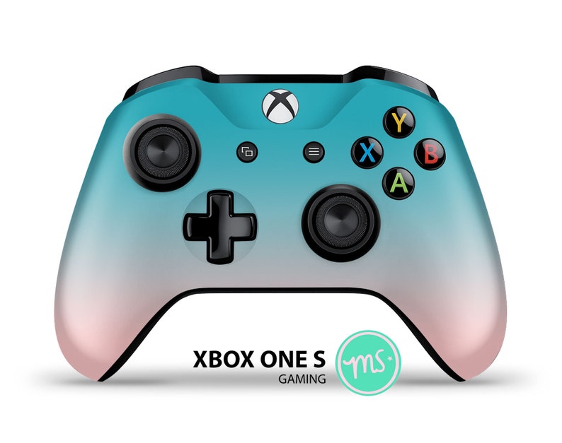 Puede incluir: Un mando Xbox One S de color azul turquesa y rosa con botones negros y un logotipo de Xbox blanco. El mando tiene un dise&ntilde;o degradado que pasa de azul turquesa a rosa. El texto "XBOX ONE S GAMING" est&aacute; impreso en la parte inferior del mando, y un peque&ntilde;o c&iacute;rculo verde con las letras "ms" est&aacute; impreso a la derecha del texto.