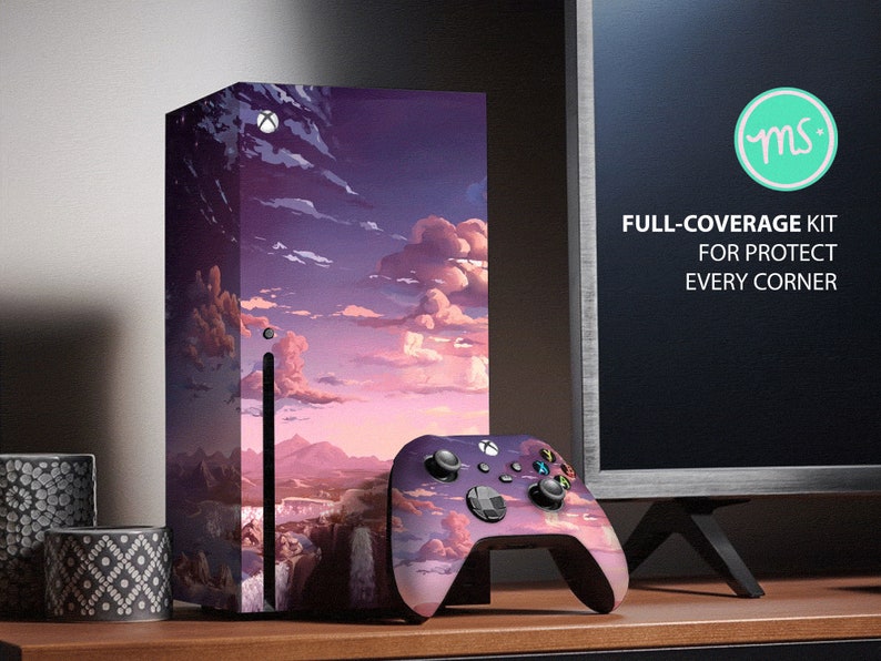 K&ouml;nnte beinhalten: Eine violette und rosafarbene Videospielkonsolen-Haut mit einem Sonnenuntergangs-Himmel- und Wolken-Design. Die Haut wird auf eine schwarze Videospielkonsole aufgebracht. Ein schwarz-wei&szlig;er Videospiel-Controller ist ebenfalls abgebildet. Der Text "FULL-COVERAGE KIT FOR PROTECT EVERY CORNER" wird auf einem schwarzen Hintergrund angezeigt.