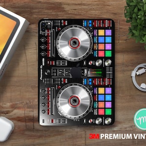 Op de afbeelding: Zwarte iPad Pro hoes met een DJ-mixer ontwerp. De hoes heeft zilverkleurige draaitafels, kleurrijke verlichte knoppen en de tekst "Pioneer DJ serato". Gemaakt van 3M premium vinyl.