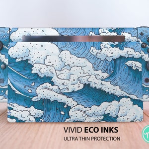 Puede incluir: Una piel para consola Nintendo Switch con un diseño de olas japonesas azul y blanco. La piel está hecha con tintas ecológicas vívidas y proporciona una protección ultra fina.
