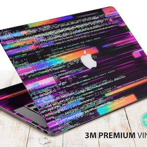 Può includere: Un computer portatile con un design astratto colorato che presenta linee di codice e un effetto luminoso. Il design è stampato su una pellicola in vinile 3M di alta qualità.