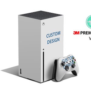 Könnte beinhalten: Weiße Xbox Series X Konsole mit einem individuellen Design und ein weißer Xbox Controller mit einem individuellen Design. Konsole und Controller sind beide mit einer 3M Premium Vinylfolie beklebt.