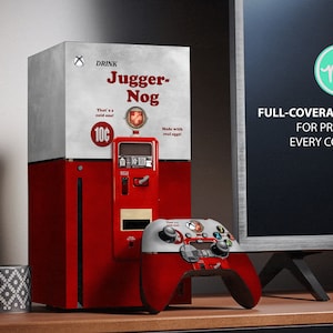 Puede incluir: Una piel de consola de videojuegos roja y blanca con un dise&ntilde;o de m&aacute;quina expendedora de estilo retro. La piel presenta el texto "DRINK Jugger-Nog" y un s&iacute;mbolo de cruz roja. La piel est&aacute; dise&ntilde;ada para adaptarse a la consola Xbox Series X. La imagen tambi&eacute;n muestra un mando de videojuegos negro y verde.