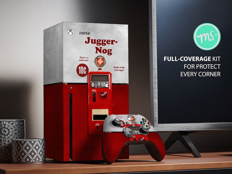 Puede incluir: Una piel de consola de videojuegos roja y blanca con un dise&ntilde;o de m&aacute;quina expendedora de estilo retro. La piel presenta el texto "DRINK Jugger-Nog" y un s&iacute;mbolo de cruz roja. La piel est&aacute; dise&ntilde;ada para adaptarse a la consola Xbox Series X. La imagen tambi&eacute;n muestra un mando de videojuegos negro y verde.