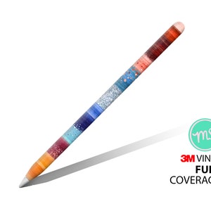 以下が含まれることがあります： 3Mビニール製フルカバーデザインのカラフルなマルチストライプApple Pencilスキン。スキンは、ブルー、ホワイト、オレンジ、レッドのカラーリングにグリッターのアクセントが施されています。