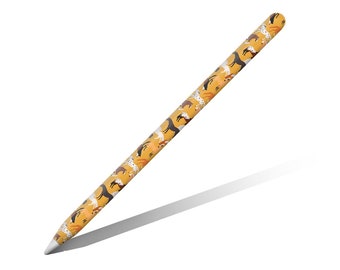 Könnte beinhalten: Ein gelber Apple Pencil mit einem bunten Muster aus Pferden. Der Stift ist für die Verwendung mit einem iPad konzipiert.