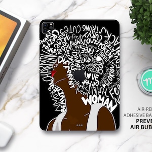 Pode incluir: Capa de telefone preta com um contorno branco do rosto de uma mulher e cabelo afro. O fundo é preto com texto branco que diz "Woman" e outras palavras relacionadas à força, beleza e confiança.
