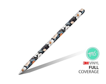 Könnte beinhalten: Ein Stift mit floralem Design. Der Stift ist mit einem Muster aus weißen Blumen mit orangefarbenen Zentren und beigen und blauen Blättern auf schwarzem Hintergrund bedeckt. Der Text "3M Vinyl Full Coverage" ist ebenfalls sichtbar.