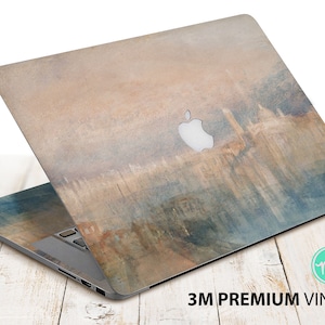 Könnte beinhalten: Eine Laptop-Haut mit einem Vintage-Gemälde einer Stadtlandschaft in gedeckten Blautönen, Braun- und Beigetönen. Die Haut besteht aus 3M Premium-Vinyl.