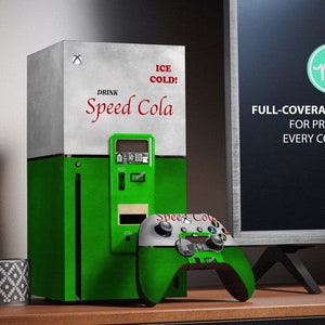Könnte beinhalten: Eine grüne und graue Xbox Series X Konsolenhaut mit einem Retro-Sodaautomaten-Design. Die Haut zeigt den Text "Drink Speed Cola" und "Ice Cold!" Die Haut beinhaltet auch eine grüne und schwarze Xbox-Controller-Haut mit dem Text "Speed Cola".