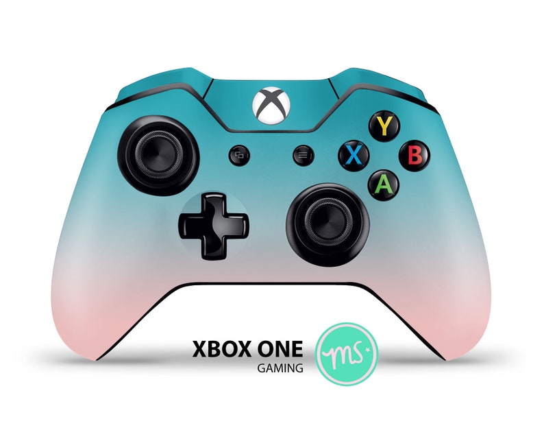 Puede incluir: Un mando Xbox One con un degradado de color turquesa y rosa, botones negros y un logotipo de Xbox negro. El mando est&aacute; sobre un fondo blanco con el texto "XBOX ONE GAMING" y un c&iacute;rculo verde con las letras "ms" en blanco.
