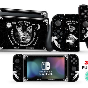 Op de afbeelding: Een zwart-witte Nintendo Switch-consolehuid met een Ouija-bordontwerp. Het ontwerp bevat een kat, een kristallen bol en de woorden "Spirit Board Ouija".