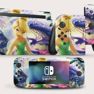Peut inclure: Une console Nintendo Switch, des manettes Joy-Con et un protecteur d'écran avec une image colorée de la fée Clochette de Peter Pan de Disney. L'image représente Clochette avec ses ailes déployées, entourée d'un fond violet et rose avec des lumières scintillantes.