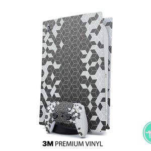Pode incluir: Uma consola PlayStation 5 e um comando com um padrão geométrico em preto e branco. A consola está na vertical, e o comando está à frente. O texto "3M PREMIUM VINYL" está na parte inferior.