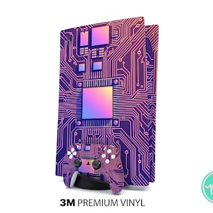 Może przedstawiać: Fioletowo-różowy wzór płytki drukowanej pokrywa konsolę do gier i kontroler. Kontroler spoczywa na czarnym stojaku. Tekst "3M PREMIUM VINYL" znajduje się na dole.