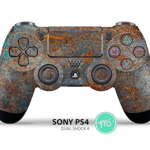 Könnte beinhalten: Ein rostig brauner und blauer PlayStation 4 DualShock 4 Controller mit schwarzer Frontplatte und Knöpfen. Der Controller hat eine strukturierte Oberfläche und einen abgenutzten Look.