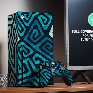 Puede incluir: Una piel para consola de juegos con un patrón azul y verde. La piel presenta un diseño geométrico con un patrón repetitivo de remolinos y líneas. La piel está diseñada para cubrir toda la consola, incluidas las esquinas. El texto "FULL-COVERAGE KIT FOR PROTECT EVERY CORNER" se muestra sobre un fondo negro.