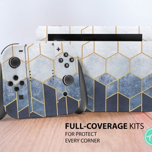 Könnte beinhalten: Eine Nintendo Switch Konsolen- und Controller-Haut mit einem geometrischen Muster in Blau und Gold. Die Haut hat ein sechseckiges Muster mit einem strukturierten, aquarellartigen Effekt. Der Text "FULL-COVERAGE KITS" und "FOR PROTECT EVERY CORNER" ist unter dem Bild gedruckt.