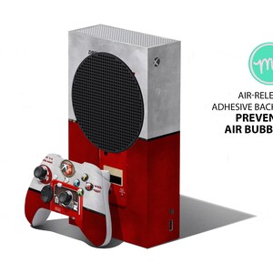 Puede incluir: Una piel para consola Xbox Series X roja y blanca con una rejilla de altavoz negra. La piel tiene un aspecto desgastado y est&aacute; dise&ntilde;ada para adaptarse a la consola y al mando. El mando tambi&eacute;n se muestra en la imagen, con una piel a juego.