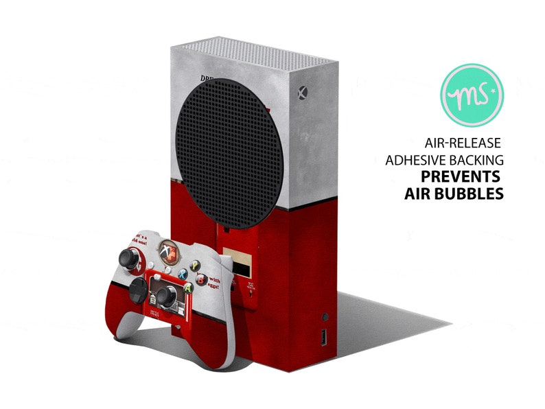 Puede incluir: Una piel para consola Xbox Series X roja y blanca con una rejilla de altavoz negra. La piel tiene un aspecto desgastado y est&aacute; dise&ntilde;ada para adaptarse a la consola y al mando. El mando tambi&eacute;n se muestra en la imagen, con una piel a juego.